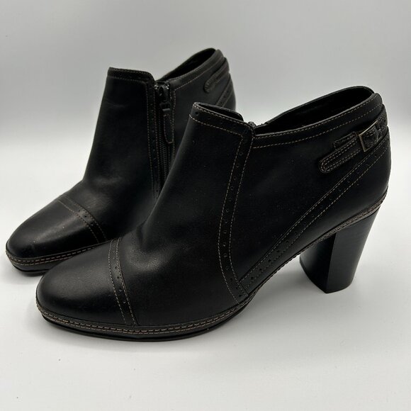Clarks Artisan Boots 8.5M Black Leather Heeled Low Ankle Booties Cap Toe - Picture 1 of 14